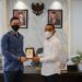Ketua DPRA Dahlan Jamaluddin menyerahkan cinderamata kepada Political Officer Kedutaan Besar Amerika Serikat (AS) untuk Indonesia, Greg Bauer, di ruang kerja Ketua DPRA, Rabu (9/3)