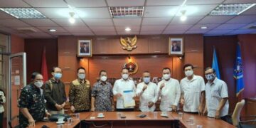 Penyerahan Surat Keputusan dari PWI Pusat tentang penunjukan Sumatera Utara sebagai tuan rumah HPN 2023 yang berlangsung di Sekretariat PWI Pusat, Senin (14/3)