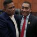 Dahlan Jamaluddin merangkul Saiful Bahri atau Pon Yahya usai rapat paripurna penetapan pergantian Ketua DPRA, Senin (21/3)