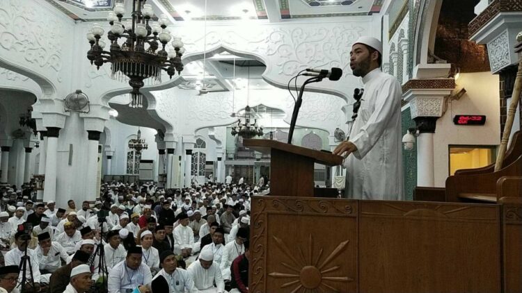 Penceramah kondang nasional, Dr Tgk H Amri Fatmi Anziz Lc MA menyampaikan taushiyah pada silaturrahim safari subuh berjamaah se-Aceh dalam rangka Tarhib Ramadhan 1443 Hijriah di Masjid Raya Baiturrahman Banda Aceh, Ahad (27/3)