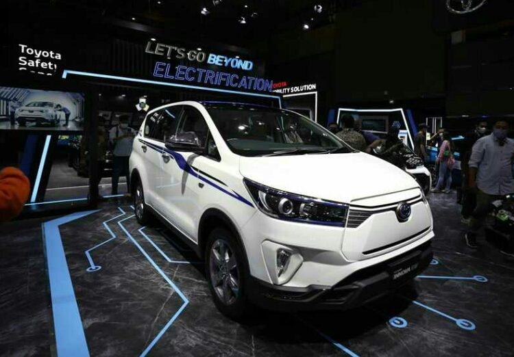 Mobil Listrik Toyota Innova EV yang dipamerkan dalam ajang Indonesia International Motor Show (IIMS) 2022 di JIExpo-Kemayoran, Kamis (31/3/2022)