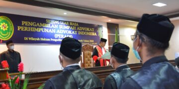Ketua Pengadilan Tinggi (KPT) Banda Aceh Dr H Gusrizal SH MHum, Rabu (13/4) mengadakan Sidang Luar Biasa dengan agenda Pengambilan Sumpah terhadap 34 orang Advokat Peradi