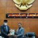 Gubernur Aceh Nova Iriansyah menyampaikan LKPJ Tahun 2021 kepada Plt Ketua DPRA Safaruddin dalam Rapat Paripurna DPR Aceh Tahun 2022 di Gedung Utama DPRA, Selasa (12/4/2022) malam