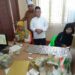 Nurkhalis saat mendaftar haji dengan uang logam receh di Kantor Kemenag Aceh Timur, Selasa (10/5)
