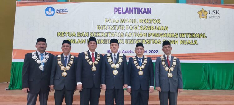 Rektor Universitas Syiah Kuala (USK) Prof Dr Ir Marwan bersama empat Wakil Rektor baru periode 2022 – 2026 usai dilantik di Auditorium Fakultas FMIPA, Jum'at (13/52022)