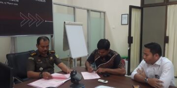 Jaksa Penyidik Bidang Tindak Pidana Khusus Kejati Aceh menyerahkan Tersangka dan Barang Bukti kasus dugaan korupsi Jembatan Kuala Gigieng Kecamatan Simpang Tiga Pidie kepada Jaksa Penuntut Umum.