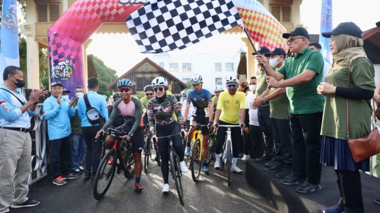 Pelepasan barisan start peserta balap sepeda Tour de Aceh 2022 etape II di depan Museum Aceh pada Senin (16/5) pagi
