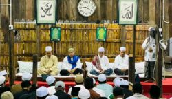 Pendiri sekaligus Pembina Majelis Pengkajian Tauhid Tasawwuf (MPTT) Asean Abuya Syekh H Amran Waly Al Khalidi meresmikan Surau Al Ihsan di Batu Pahat, Johor, Malaysia, Senin (16/5)