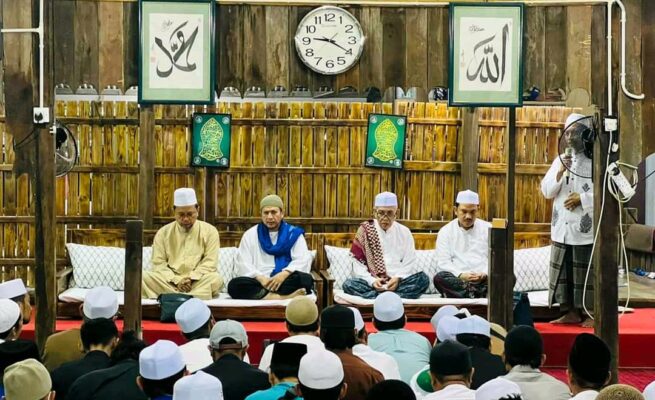 Pendiri sekaligus Pembina Majelis Pengkajian Tauhid Tasawwuf (MPTT) Asean Abuya Syekh H Amran Waly Al Khalidi meresmikan Surau Al Ihsan di Batu Pahat, Johor, Malaysia, Senin (16/5)