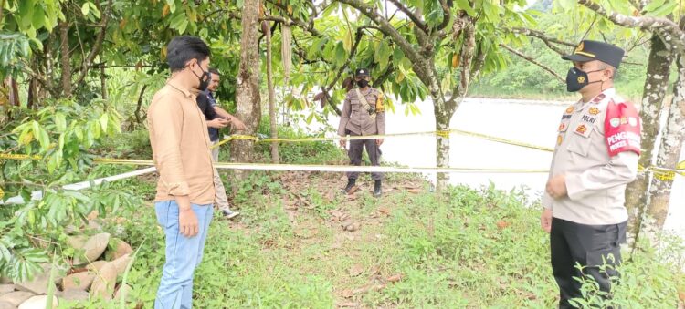 Polisi mengamankan dua buah mortir yang ditemukan petani di pinggir sungai Desa Simpur Dusun Titikering Kecamatan Ketambe, Aceh Tenggara, Selasa (17/5/2022)