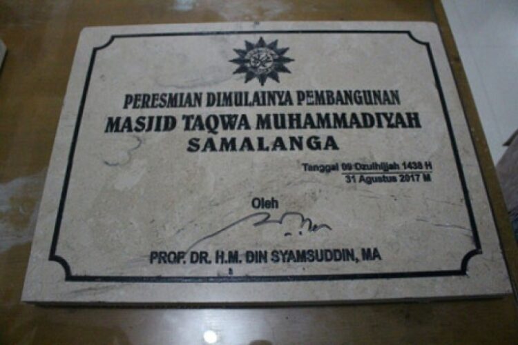 Prasasti peresmian dimulainya pembangunan Masjid Taqwa Muhammadiyah Samalanga, di Bireuen
