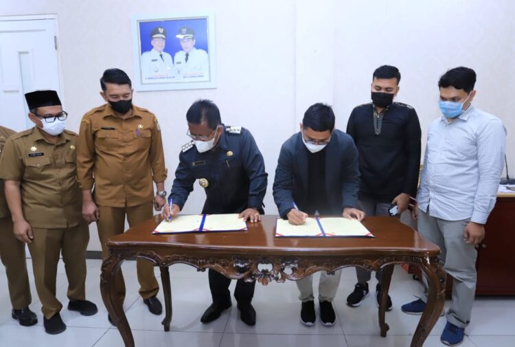 Wali Kota Banda Aceh Aminullah Usman dan Dirut PT Digital Kreasi Muslim (DKM) Tri Wahyudi menandatangani kesepakatan bersama pada Selasa (17/5) di pendopo