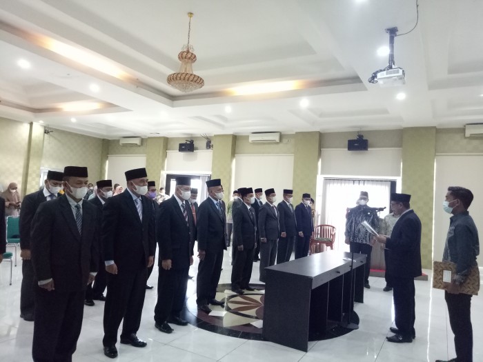 Kakanwil Kemenag Aceh Dr H Iqbal Muhammad SAg MAg melantik Kepala Bagian Tata Usaha, 10 Kepala Kemenag Kabupaten/Kota di Aceh dan 5 Kabid di aula kantor Kanwil setempat, Rabu (18/5/2022)