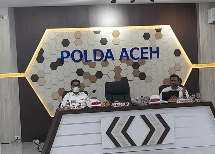 Dirreskrimsus Polda Aceh Kombes Pol Sony Sonjaya, Memberikan Penjelasan Dalam Rapat Koordinasi Terkait Penegakan Hukum Terhadap Penjual Getah Pinus Keluar Aceh Secara Ilegal, Di Mapolda Aceh, Rabu (18/5/2022)