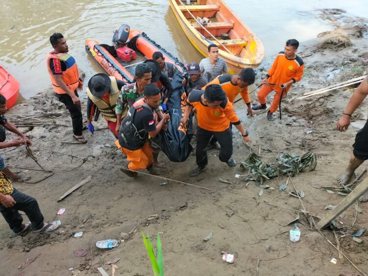 Setelah dilakukan pencarian selama 3 Hari, tim gabungan berhasil menemukan pelajar yang tenggelam di Sungai Arakundo dalam kondisi meninggal dunia