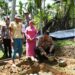 Kapolres Bireuen AKBP Mike Hardy Wirapraja melakukan peletakan batu pertama pembangunan rumah untuk dua warga miskin, Rabu (18/5)