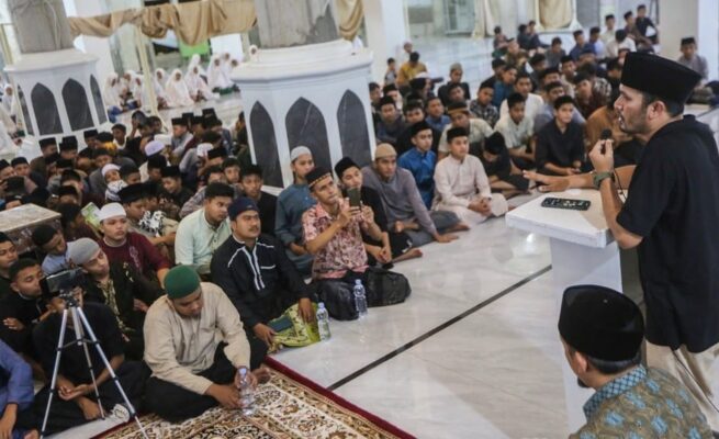 Ustadz Hanan Attaki menyemangati santri Dayah Insan Qurani Aceh Besar, Senin malam (23/5/2022)