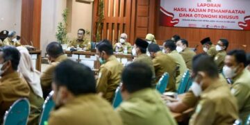 Rapat pembahasan Laporan Hasil Kajian Peranan Dana Otsus yang dilaksanakan Pemerintah Aceh bersama dengan Tim Kompak, di Aula Serba Guna Kantor Gubernur Aceh, Selasa (24/5)