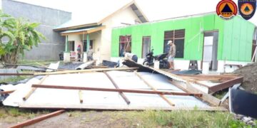Angin kencang merusak sejumlah rumah warga di Banda Aceh pada Ahad (29/5/2022)