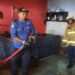 Petugas damkar memadamkan kebakaran di Ruko berkonstruksi Permanen (warung kopi) milik Muhammad Nasir (50) di Pasar Induk Lambaro Kecamatan Ingin Jaya, Aceh Besar pada Senin (23/5/2022) sekitar pukul 11.00 WIB