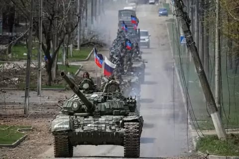Tank-tank tempur Rusia menyerbu wilayah Donbas, Ukraina timur. Perang Rusia dengan Ukraina telah memasuki hari ke-100 pada Jumat (3/6/2022). Foto/REUTERS