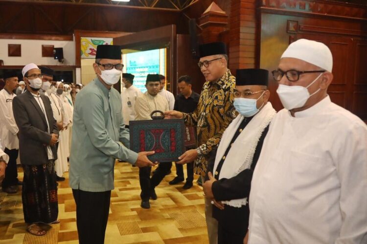 Gubernur Nova Iriansyah didampingi Sekda Taqwallah menyerahkan cinderamata kepada para Jamaah Calon Haji ASN Pemerintah Aceh, usai Peusijuek, di Anjong Mon Mata Banda Aceh, Sabtu malam (11/6)