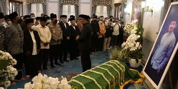 Gubernur Jawa Barat Ridwan Kamil menjadi imam salat jenazah bagi putra sulungnya, Emmeril Kahn Mumtadz, di Gedung Pakuan, Kota Bandung, Ahad (12/6) malam