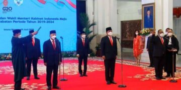 Presiden Joko Widodo melantik dua Menteri dan tiga wakil menteri baru di Istana Merdeka, Rabu (15/6) siang