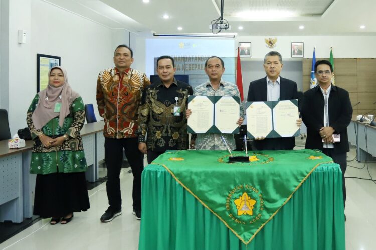 Direktur Umum dan SDM BPJS Ketenagakerjaan Abdur Rahman Irsyadi dan Rektor USK Prof Dr Ir Marwan menandatangani MoU di Balai Senat USK Banda Aceh, Kamis (16/6)