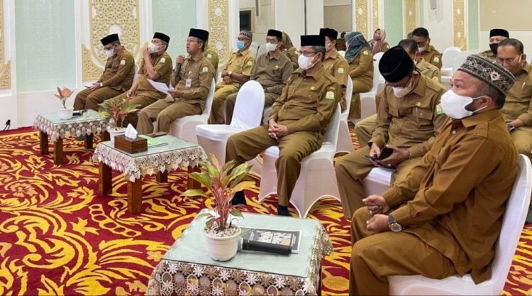 Asisten Administrasi Umum Sekda Aceh Dr Iskandar AP SSos MSi memberikan arahan, usai mengikuti zikir dan doa bersama di Ruang Potensi Daerah, Senin (20/6)