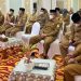 Asisten Administrasi Umum Sekda Aceh Dr Iskandar AP SSos MSi memberikan arahan, usai mengikuti zikir dan doa bersama di Ruang Potensi Daerah, Senin (20/6)