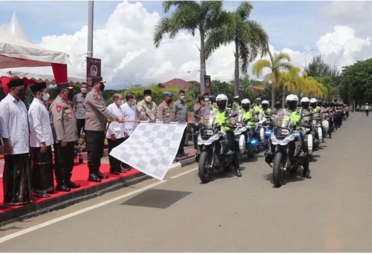 Kapolda Aceh Irjen Pol Ahmad Haydar melepas pendistribusian 1.000 paket sembako dalam rangka Hari Bhayangara ke-76 Tahun 2022 di Mapolda Aceh, Senin (20/6/2022)