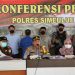 Kapolres AKBP Jatmiko memimpin konferensi pers pengungkapan pembunuhan istri oleh suaminya, di Mapolres Simeulue, Kamis (23/6)