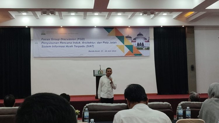 Kadis Kominfo dan Persandian Aceh Marwan Nusuf memberikan materi pada FGD Penyusunan Rencana Induk, Arsitektur dan Peta Jalan Sistem Informasi Aceh Terpadu di Grand Aceh Hotel Syariah, Kamis (23/6/2022)