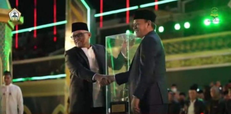 Sekda Aceh Taqwallah menyerahkan piala bergilir juara umum MTQ ke-35 Aceh yang diterima oleh Bupati Aceh Besar Mawardi Ali, saat penutupan MTQ ke-35 di Redelong, Bener Meriah, Jum'at malam (24/6)