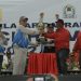 Sekda Taqwallah menyerahkan piala bergilir kepada Bupati Pidie Roni Ahmad sebagai Juara Umum Popda XVI Aceh saat menutup Popda XVI, di Meulaboh, Ahad (26/6/2022)