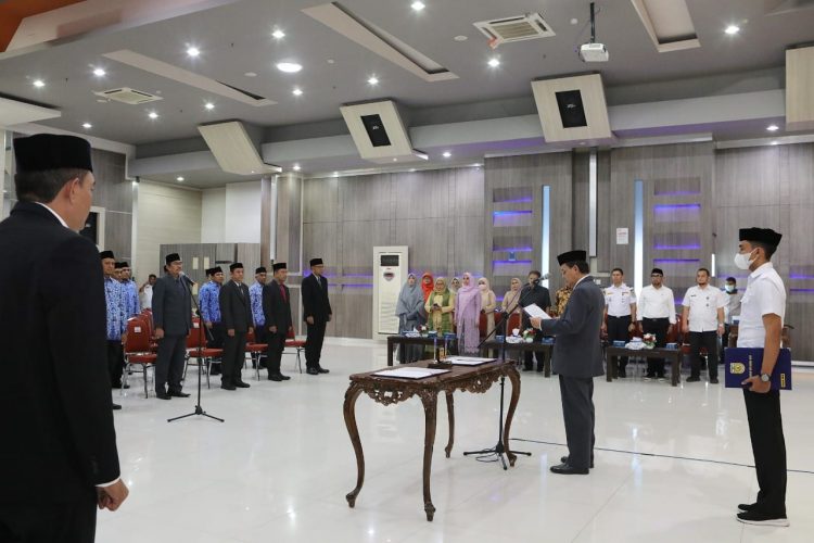 Sejumlah pejabat Eselon II, III dan IV lingkungan Pemko Banda Aceh dilantik oleh Sekda Banda Aceh Amiruddin, Rabu (29/6) di Aula Lantai IV Gedung Mawardy Nurdin Gedung A Balai Kota
