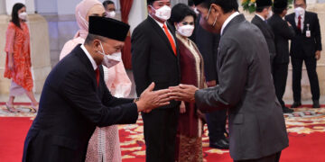 Presiden Jokowi memberikan ucapan selamat usai melantik menteri dan wamen sisa masa jabatan periode tahun 2019-2024, di Istana Negara, Jakarta, Rabu (15/06/2022).(Foto: Humas Setkab/Rahmat)