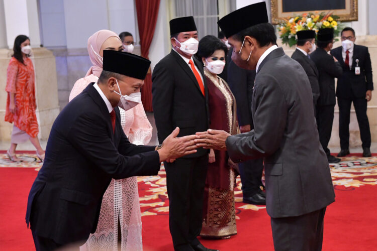 Presiden Jokowi memberikan ucapan selamat usai melantik menteri dan wamen sisa masa jabatan periode tahun 2019-2024, di Istana Negara, Jakarta, Rabu (15/06/2022).(Foto: Humas Setkab/Rahmat)