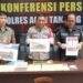Kapolres Aceh Tamiang AKBP Imam Asfali didampingi Kasat Reskrim AKP Irsal dan Kasi Humas AKP Untung Sumaryo memperlihatkan barang bukti yang diamankan dari lokasi galian C ilegal, dalam konferensi pers, Jum'at (3/6)