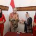Gubernur Nova Iriansyah menerima miniatur pesawat AirAsia dari CEO Indonesia AirAsia, Veranita Yosephine saat menggelar silaturrahmi dan audiensi di Meuligoe Gubernur Aceh, Sabtu,(4/6)
