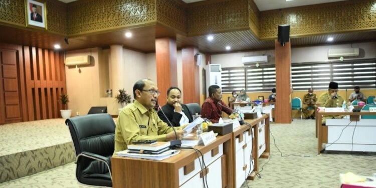 Asisten I Setda Aceh Dr M Jafar SH MHum bersama Ketua Komisi I DPD RI Fachrul Razi dan Ketua DPRA Saiful Bahri pada Seminar Uji Publik Rancangan UU tentang Perubahan UU Nomor 11 tahun 2006 tentang Pemerintahan Aceh yang diselenggarakan Komite I DPD RI, di Ruang Serbaguna Setda Aceh, Senin (6/6)