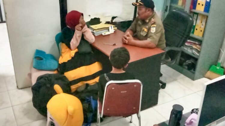Satpol PP-WH Kota Banda Aceh mengamankan kakak beradik yang diduga berprofesi sebagai Gelandangan Pengemis (Gepeng) berkostum badut di wilayah Kota Banda Aceh, Senin (6/6)