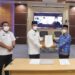 Asisten Administrasi Umum Sekda Aceh Dr Iskandar AP SSos MSi menyerahkan SK Plt Kadis Peternakan kepada Zalsufran ST MSi di Dinas Peternakan Aceh, Rabu sore (15/6)