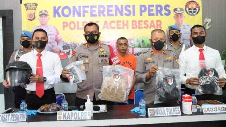 Kapolres Aceh Besar AKBP Carlie Syahputra Bustamam didampingi Wakapolres dan Kasat Reskrim memperlihatkan barang bukti dalam konferensi pers pengungkapan kasus dugaan penculikan anak. Foto: Dok. Polres Aceh Besar
