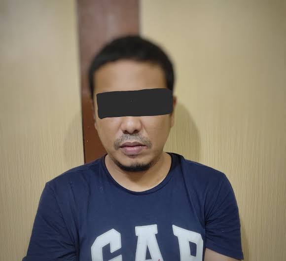 Satresnarkoba Polresta Banda Aceh menangkap ULUL (32), pelaku pengiriman ganja kering dengan modus sparepart mobil melalui kargo Bandara SIM Blang Bintang, Aceh Besar