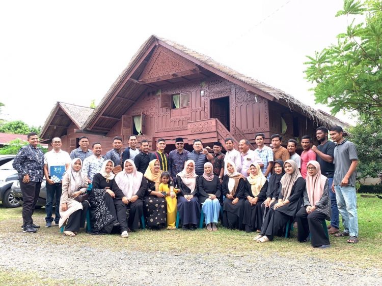 Foto bersama usai diskusi pengembangan desa wisata di Rumoh Aceh Cek Mad Rahmany, Desa Lubuk Sukon, Kecamatan Ingin Jaya, Aceh Besar, Sabtu (2/7/2022)