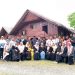 Foto bersama usai diskusi pengembangan desa wisata di Rumoh Aceh Cek Mad Rahmany, Desa Lubuk Sukon, Kecamatan Ingin Jaya, Aceh Besar, Sabtu (2/7/2022)