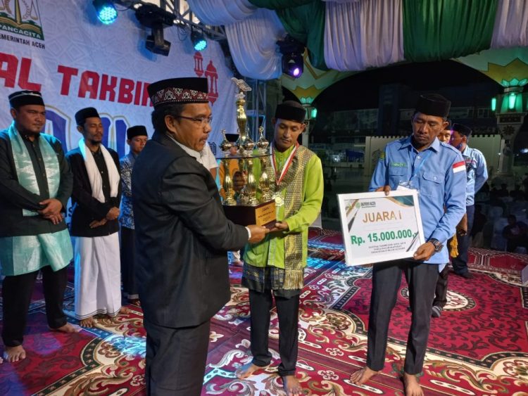 Sekretaris Dinas Syariat Islam Aceh Muhibuthibri SAg menyerahkan piala dan hadiah kepada Juara 1 Festival Takbir Idul Adha 1443 Hijriah
