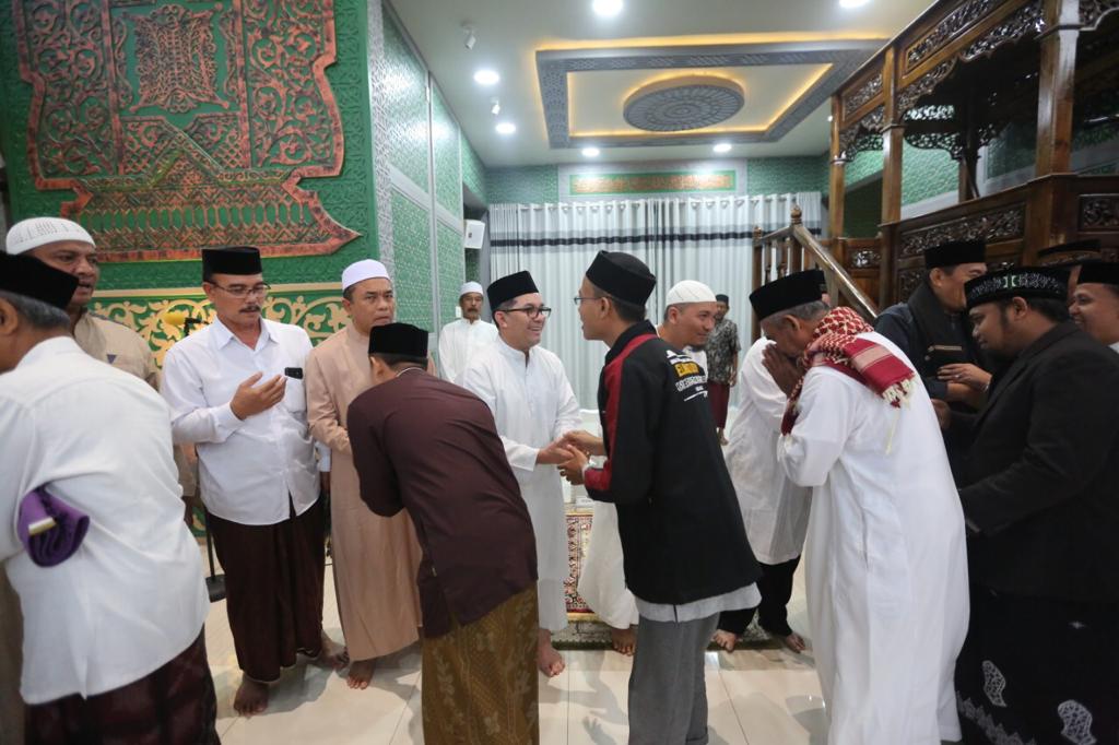 Pj Wali Kota Banda Aceh Bakri Siddiq bersalaman dengan jamaah usai melaksanakan shalat subuh berjamaah di Masjid Babuttaqwa Utama Mapolda Aceh, Jeulingke, pada Sabtu (16/7/2022)